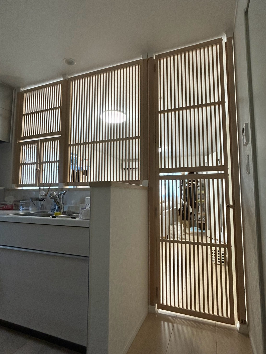 同じ観音開き小扉とハイドアをキッチン側から見た設置例