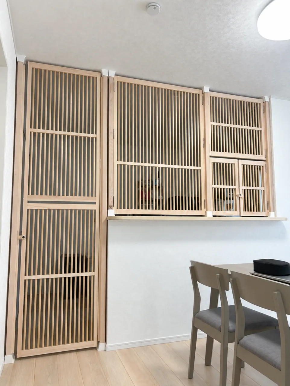 キッチンの観音開き小扉とハイドアをリビング側から見た設置例