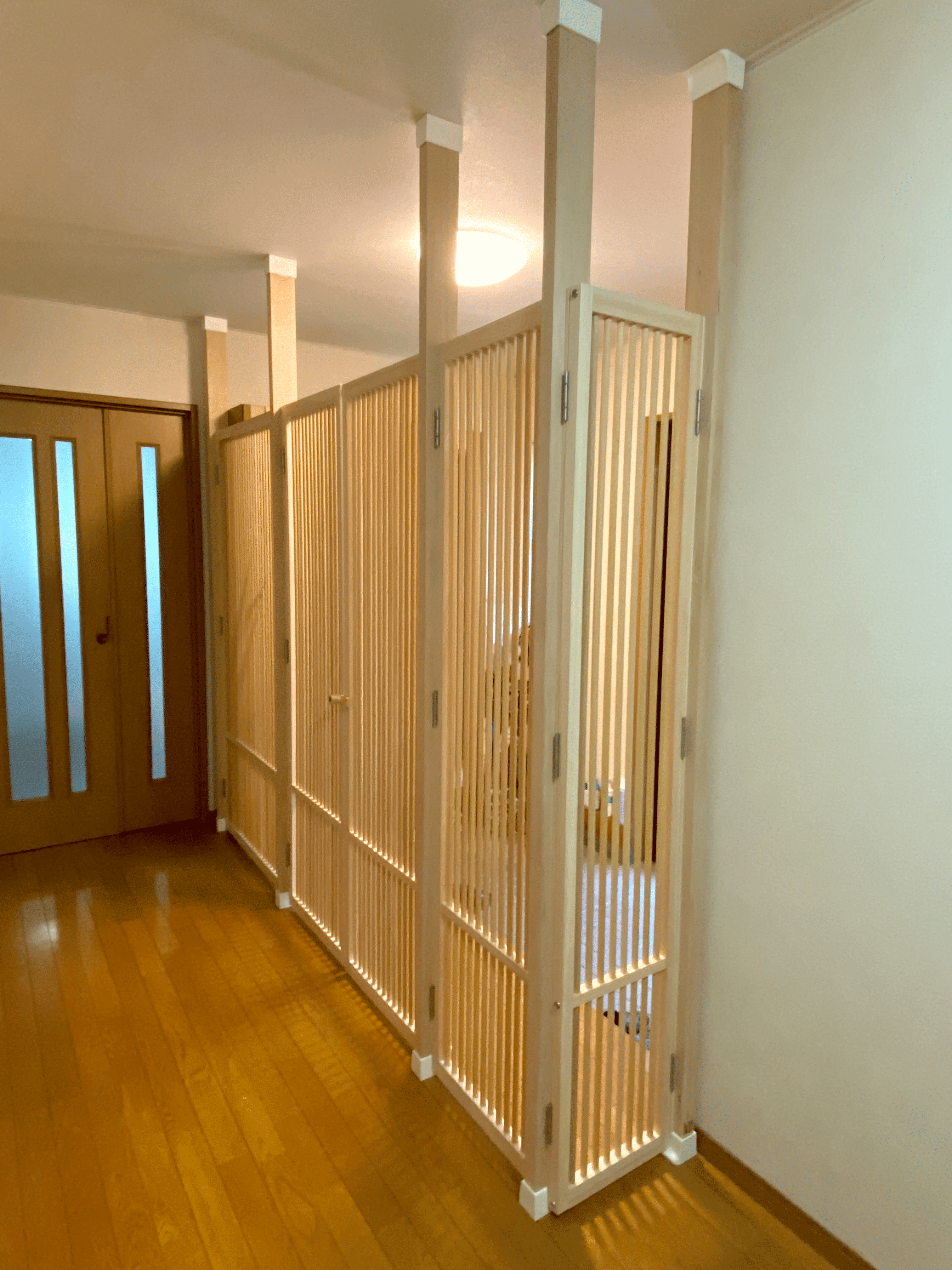 玄関にL字で設置した、にゃんがーど