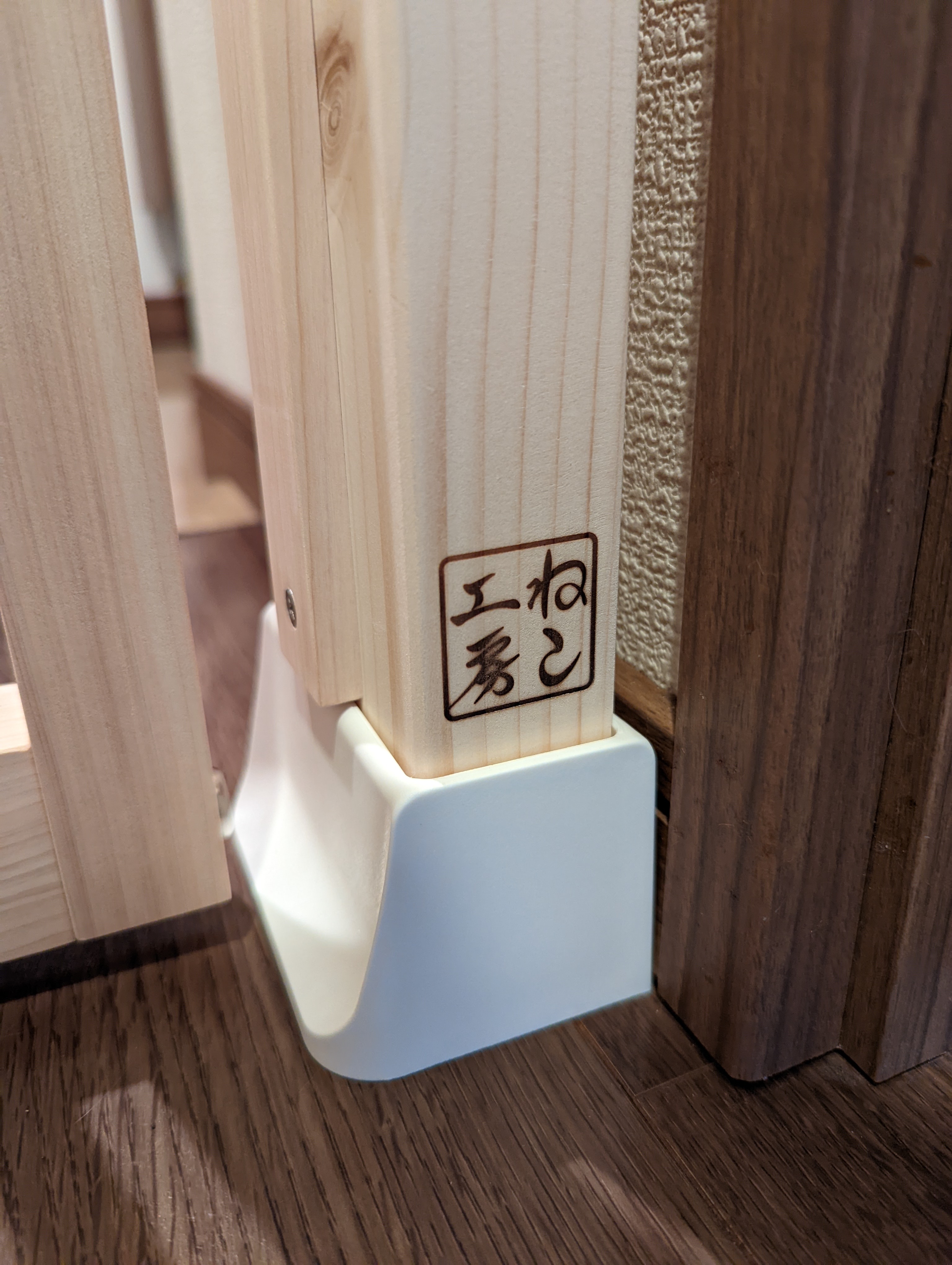 天然木に入れたねこ工房の焼印