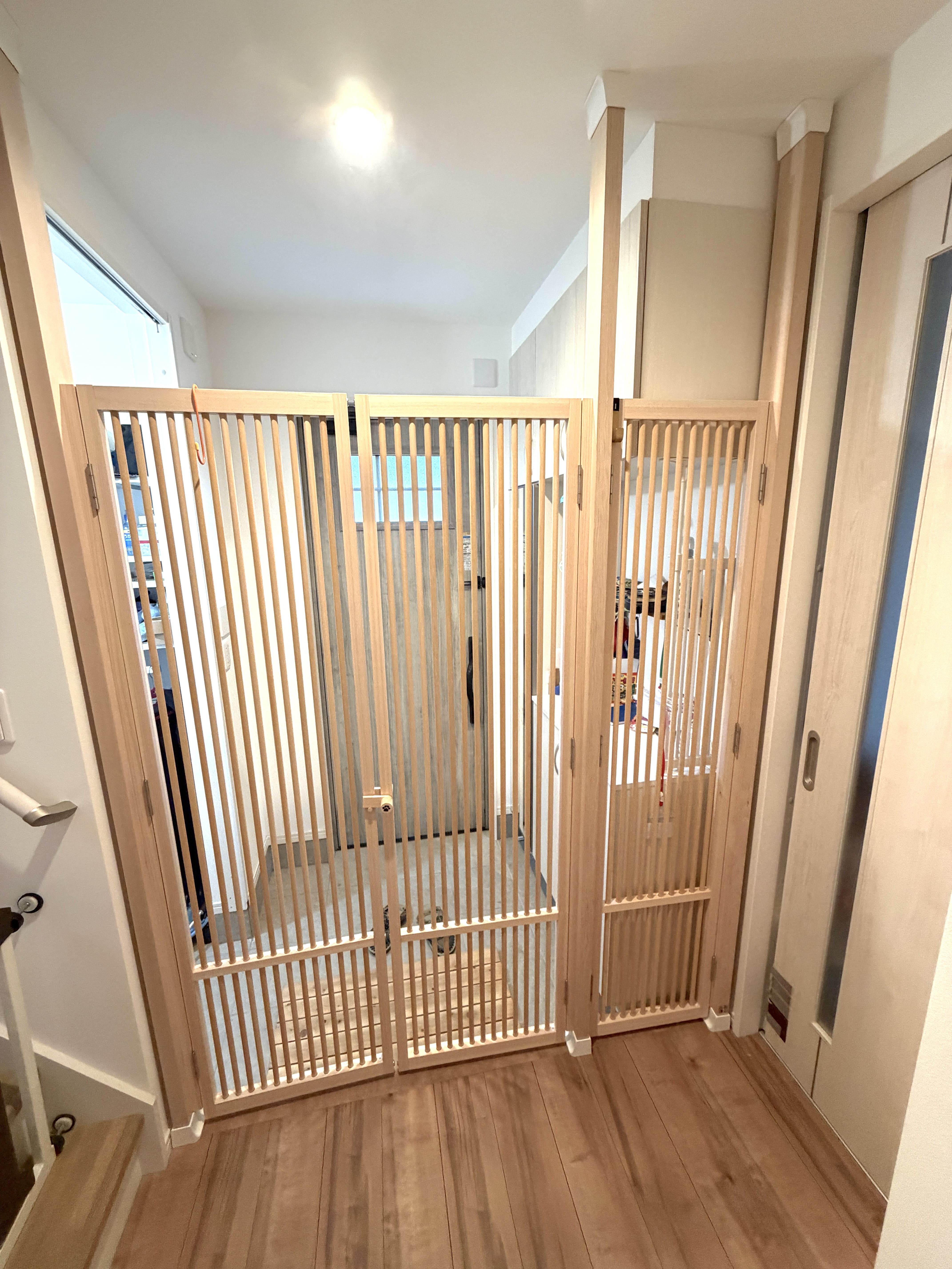 広い通路に設置した観音開きタイプのにゃんがーど
