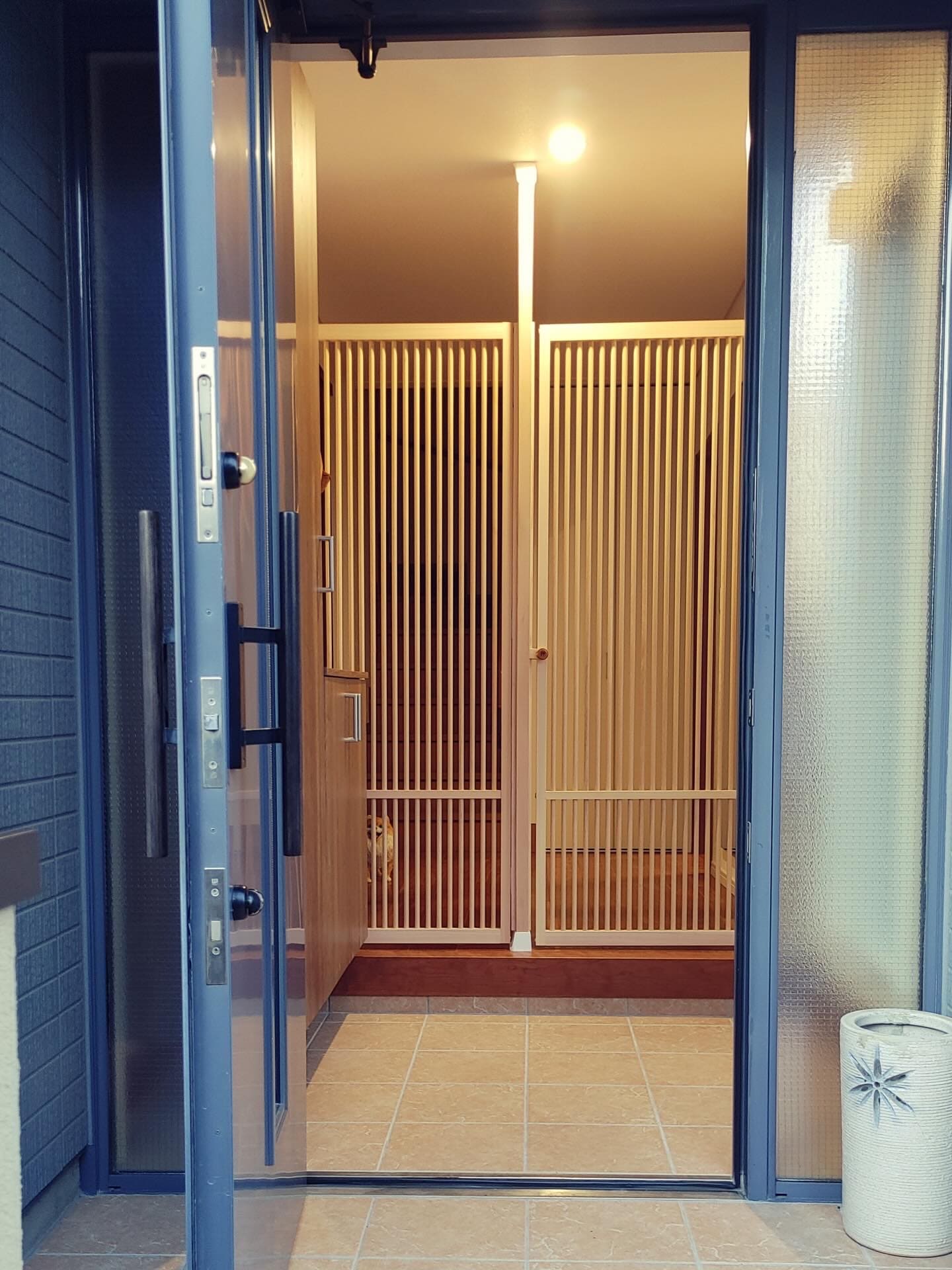 玄関に設置したにゃんがーどのダブルタイプ