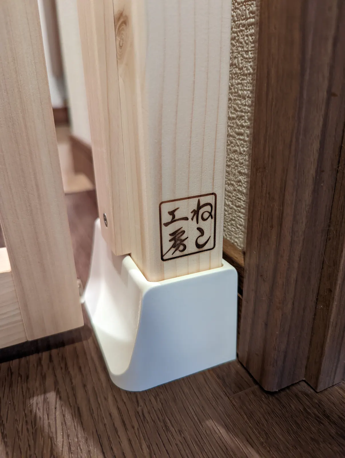 天然木に入れたねこ工房の焼印