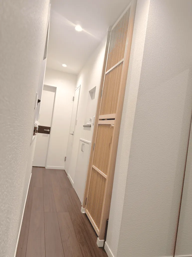 廊下に設置したハイドアを横から見た様子