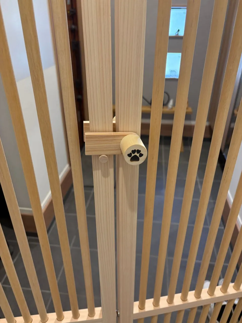観音開き扉の中央にある丸い取手と留め具