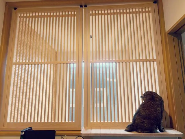 吹き抜け上の開口を仕切るの公開設置写真