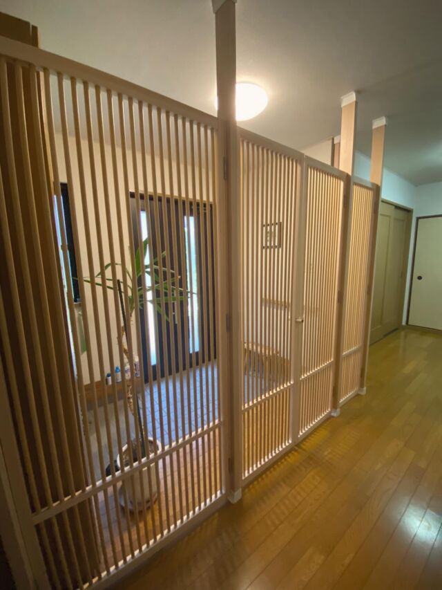 子猫2匹のために、ぜひこちらで防止柵をとおもっていましたが、玄関が広くてどうすればいいのかと悩んでいました。

ちょうど新製品の観音開きタイプ（両開き）がでたので、製作をお願いしました。

一部L字型のため、ねこ工房さんにお手数をおかけしましたが、とても美しく出来上がりました。

間口もしっかり確保され、出入りもスムーズです。

猫たちは、あっという間に大きくなりました。

設置のおかげで脱走の心配もなくなり、満足しています。

ありがとうございます。

(I様からいただいたお写真とレビューです) 

#ねこ工房
#にゃんがーど
#脱走防止扉
#L字
#猫好きさんと繋がりたい
